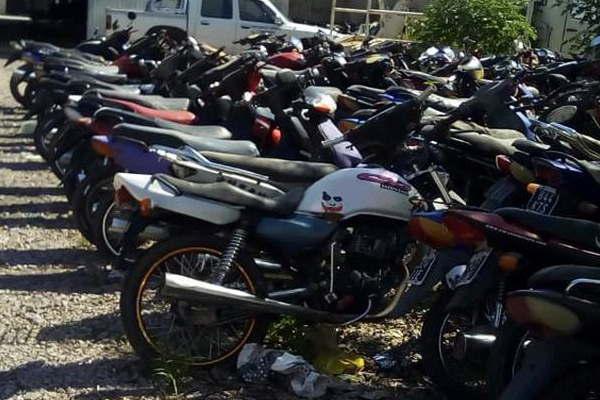 La comuna retiroacute maacutes de 60 motocicletas mal estacionadas
