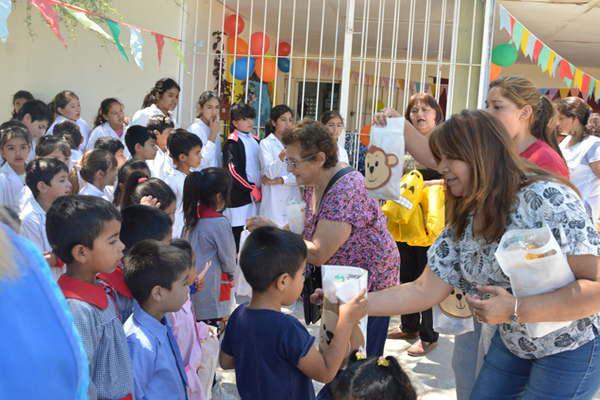 Jubilados entregaron donaciones en la escuela del paraje Puestito Norte 