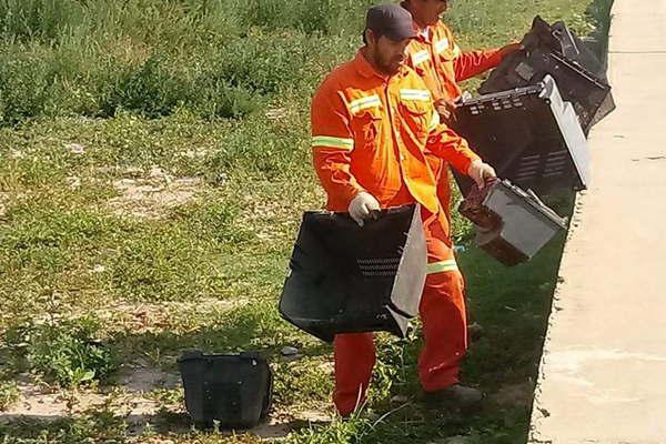 La comuna retiroacute basura electroacutenica de la viacutea puacuteblica 