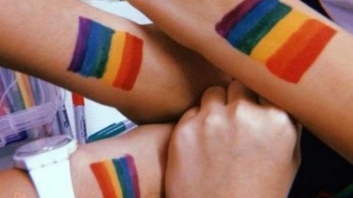 Los alumnos se pintaron banderas en los brazos y fueron expulsados