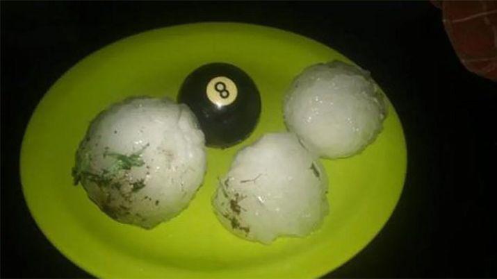 VIDEO  Cayoacute granizo del tamantildeo de bolas de pool en La Pampa
