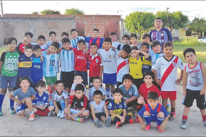 La escuela Los Termentildeitos culmina la temporada con un partido amistoso