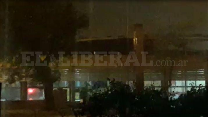 VIDEO  El viento arrancoacute el techo de la Terminal de Antildeatuya