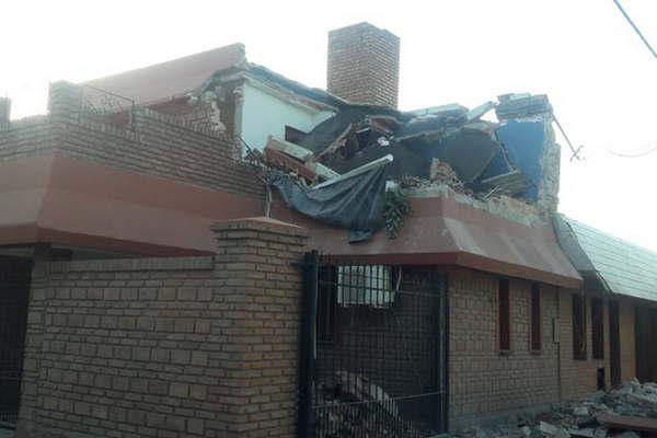 Una explosioacuten causoacute el derrumbe de parte del primer piso de una casa