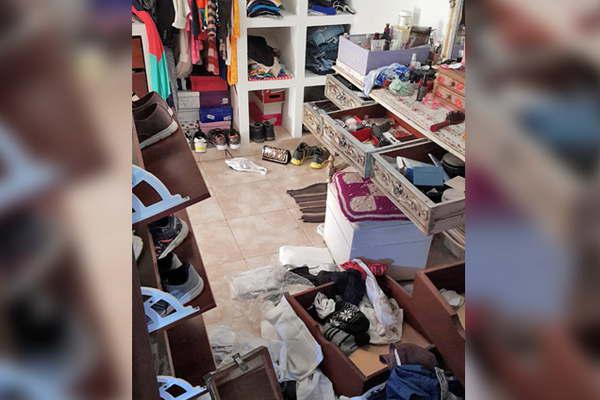 Desvalijaron la casa de un comerciante y se llevaron 800000 y 500 doacutelares 