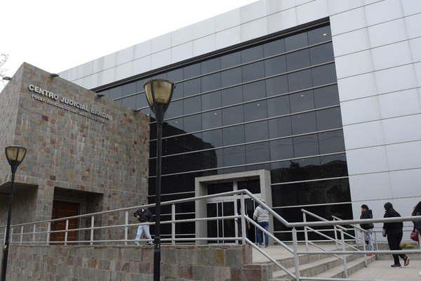 Tengo dos balas una para vos y otra para quien esteacute con vos