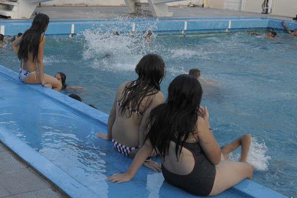 Realizan controles en natatorios y piden a padres elegir las colonias de vacaciones autorizadas
