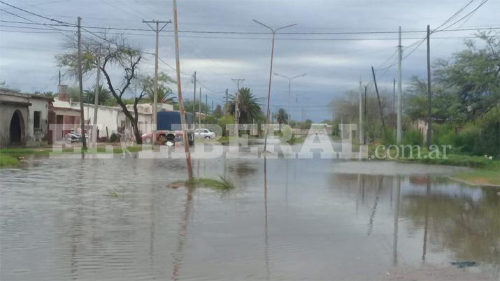 Antildeatuya- las calles estaacuten anegadas y trabajan sobre el techo de la Terminal