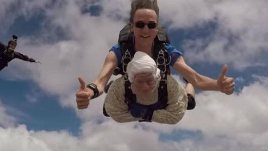 Increiacuteble- Una abuela de 102 antildeos saltoacute en paracaiacutedas