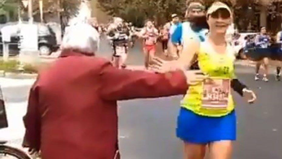 Viral- Una abuela que alienta a los corredores de una maratoacuten es furor en Twitter