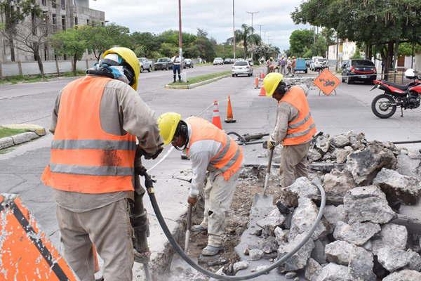 Avanzan las obras de bacheo para el reencarpetado de la avenida Belgrano