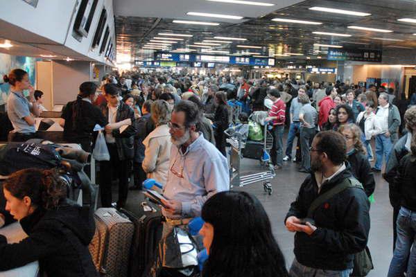 Pilotos acataron la conciliacioacuten obligatoria y habraacute vuelos normales hoy y mantildeana en todo el paiacutes