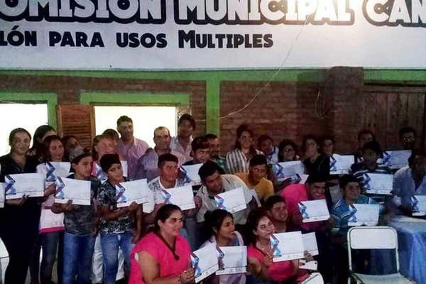 El Pecunse entregoacute certificados a 46 vecinos de Cantildeada Escobar