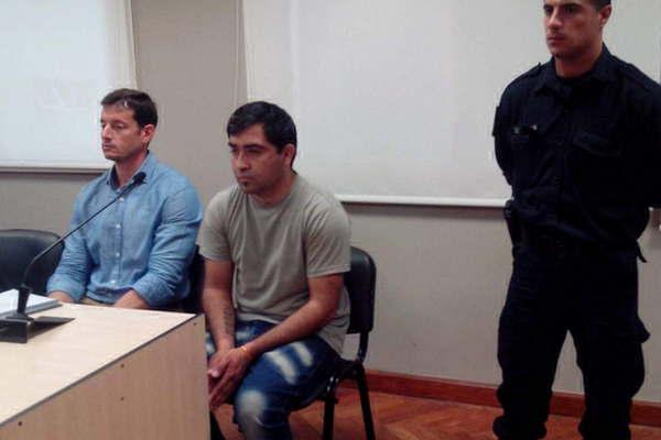 Dos antildeos de prisioacuten en suspenso por herir con cuchillo y amenazar a la ex