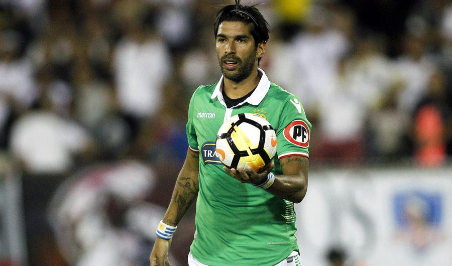 A los 42 antildeos el Loco Abreu firmoacute con un nuevo club