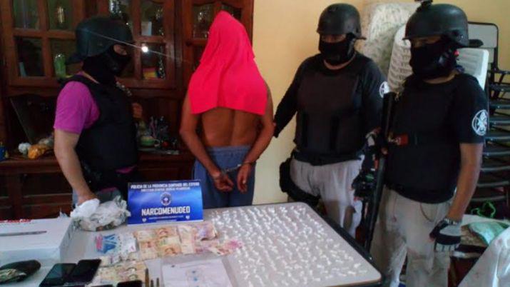 Allanaron una casa secuestraron cocaiacutena celulares y casi 8 mil pesos