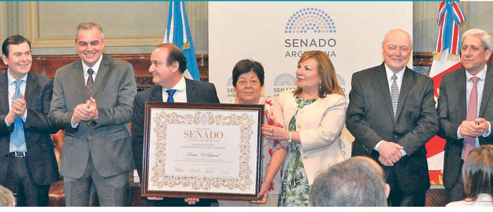 Emocionante reconocimiento del Senado a la labor de EL LIBERAL