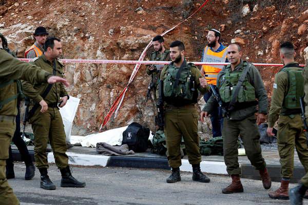 Murieron dos soldados israeliacutees y cuatro palestinos en una escalada de violencia en Cisjordania