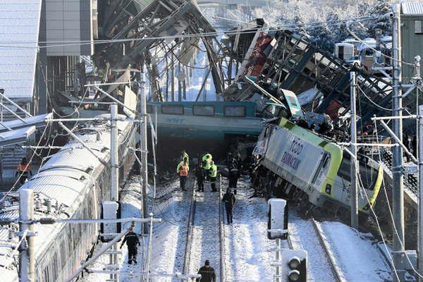 Al menos 9 viacutectimas al chocar un tren de alta velocidad