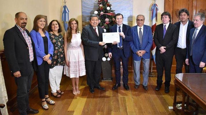 El importante subsidio fue entregado por el gobernador de la Provincia a las autoridades de la Unse