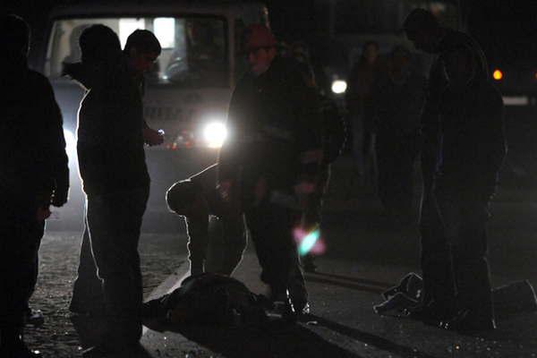 Muere mujer y el novio estaacute grave por choque de moto y un camioacuten