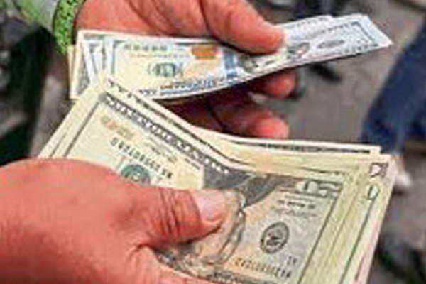 El doacutelar cerroacute a 39 y acumuloacute una suba semanal del 19-en-porciento-