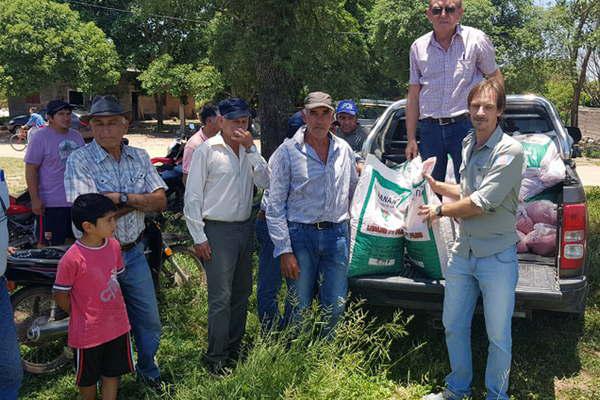 Produccioacuten entrega insumos a pequentildeos agricultores beneficiarios del Pro Agro