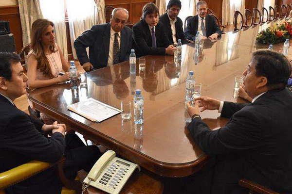 Zamora entregoacute un  importante subsidio a  la Facultad de Ciencias  Meacutedicas de la Unse