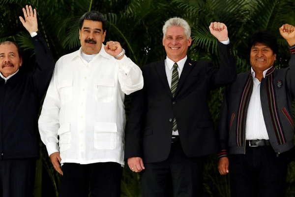Si un paiacutes desconoce a Maduro deberaacute cerrar su embajada