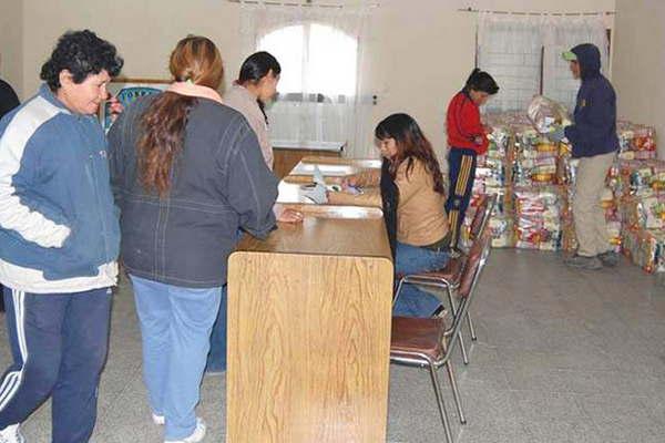 El Centro de Jubilados General Mosconi inicia la entrega de bolsones Pami 