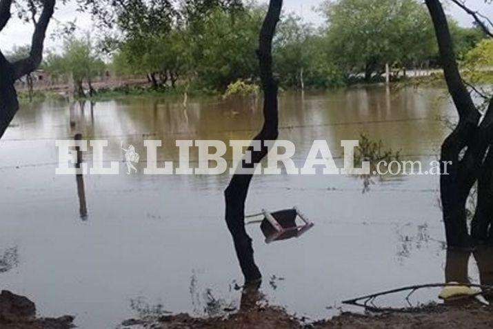 La lluvia caída provocó el anegamiento de las calles de Colonia Dora