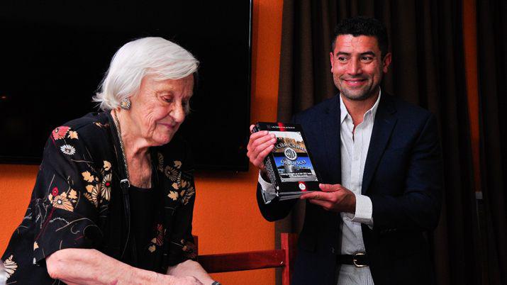 Escritora bandentildea presentoacute el libro de Oliacutempico