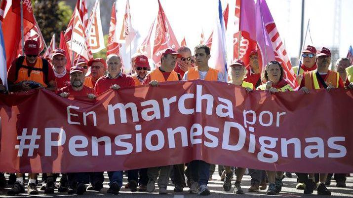 Miles de jubilados espantildeoles reclaman en la calle pensiones dignas