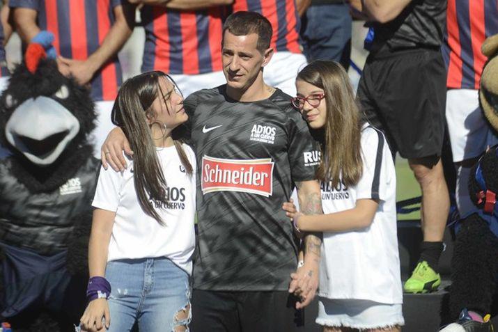 Pipi Romagnoli se despidioacute del fuacutetbol ante su gente