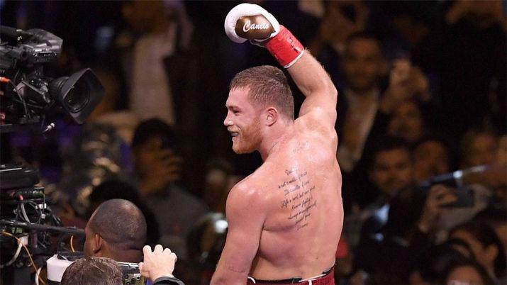 VIDEO  Canelo demolioacute a Fielding y se quedoacute con el tiacutetulo