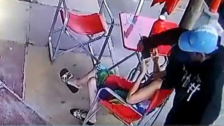 VIDEO  Revisaba su celular cuando un ladroacuten pasoacute y se lo arrebatoacute