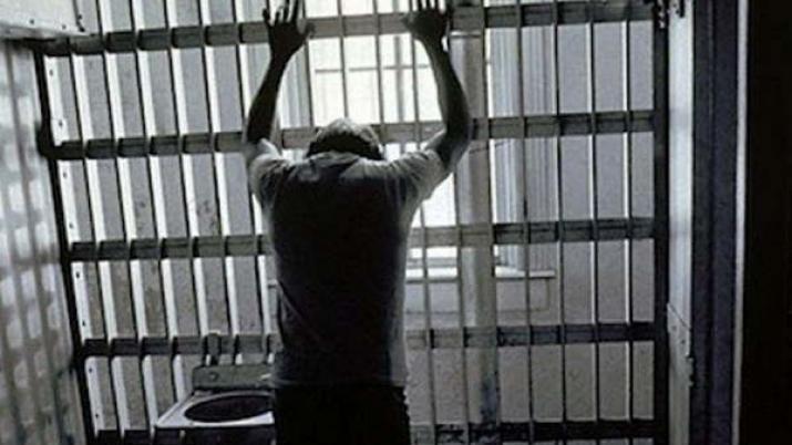 Preso amenazoacute a un policiacutea- Coacutemo te va a extrantildear tu hijo cuando te vea en el cajoacuten