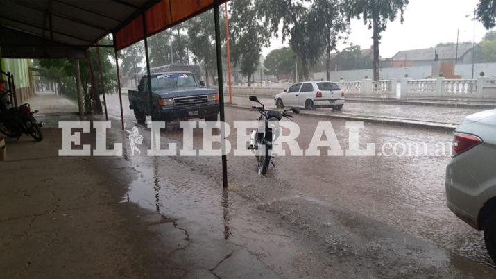 El temporal también se hizo presente en la ciudad de Colonia Dora