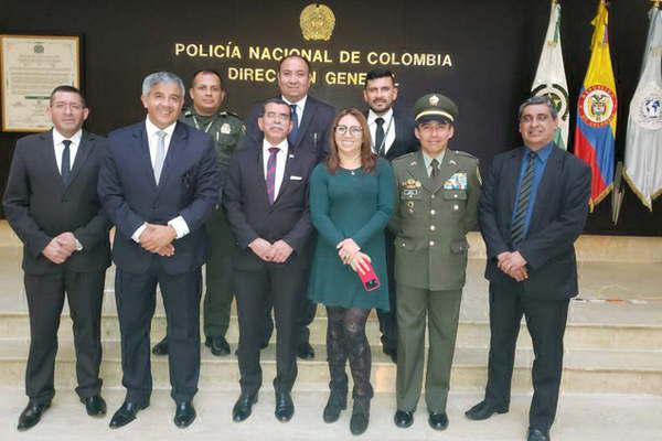 La Policiacutea santiaguentildea intercambioacute conocimientos con sus pares en Colombia 