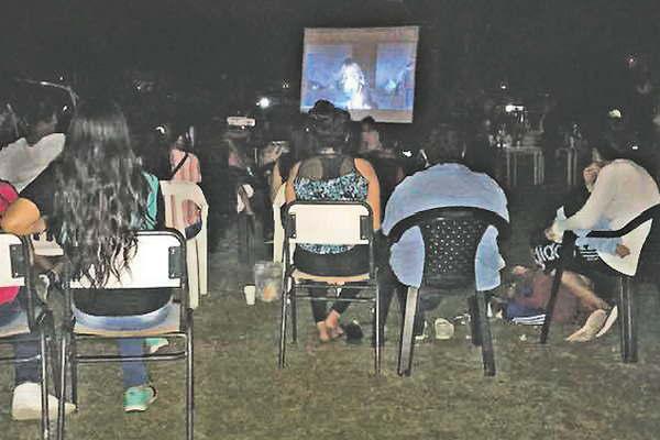 Cientos de nintildeos compartieron  el Cine Moacutevil en el club La Costanera