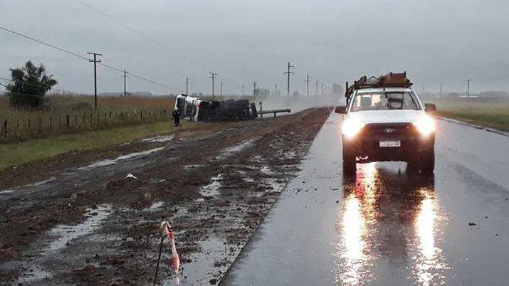 Camioacuten cargado con cloro se estrelloacute contra una columna de alta tensioacuten