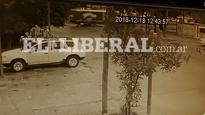 La colisión se produjo en la esquina de Senz Peña y Lugones