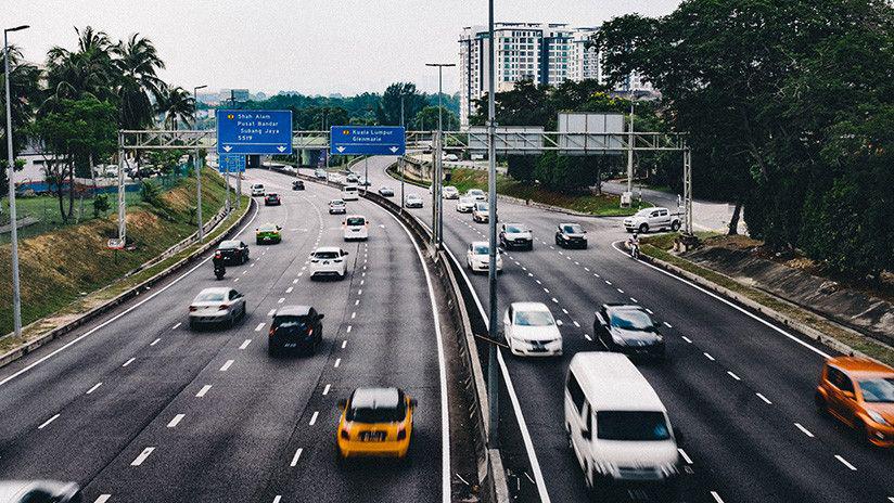 Se desmayoacute mientras conduciacutea en la ruta y su pequentildeo hijo logroacute evitar un accidente