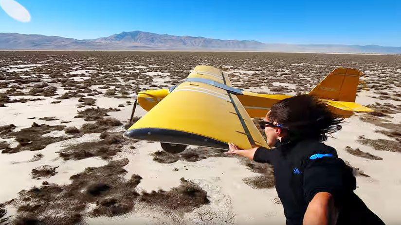 Increiacuteble- Desde un helicoacuteptero agarroacute el ala de una avioneta en pleno vuelo