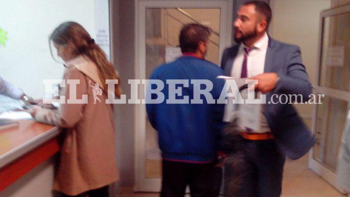 El cabo (foto de espaldas) se presentó en Tribunales para ser querellante en la causa