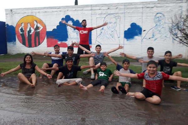 La lluvia y el arte devolvieron una imagen de plena felicidad en Friacuteas