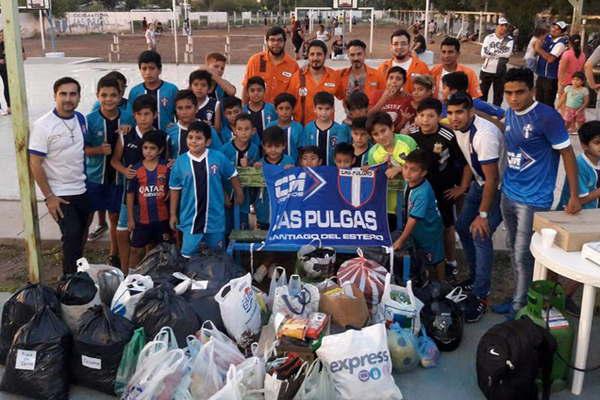 Nintildeos de una escuela de fuacutetbol juntaron donaciones para un comedor