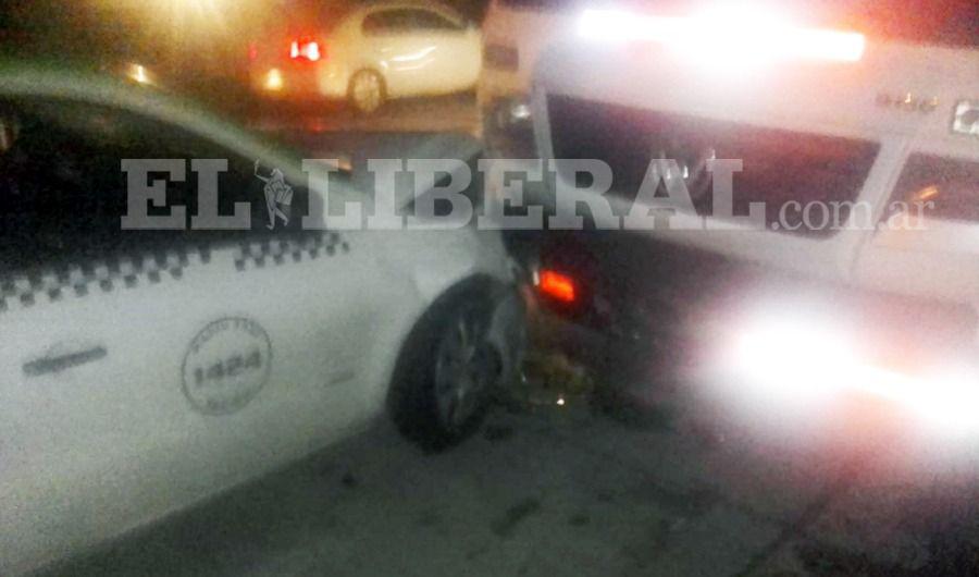 Remisero y pasajera se salvan tras chocar de frente con un camioacuten