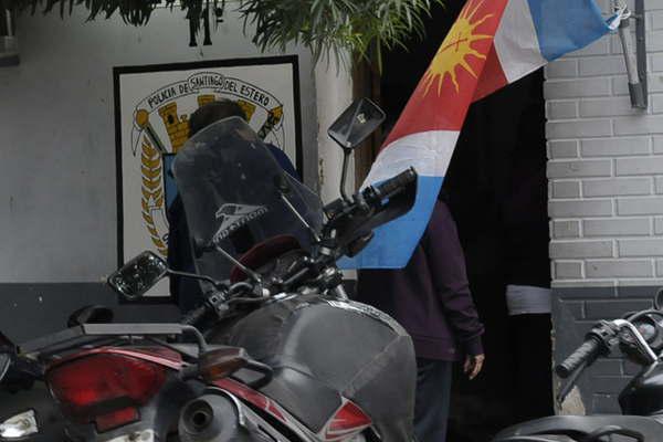 Esperaba el colectivo y le arrebataron su celular