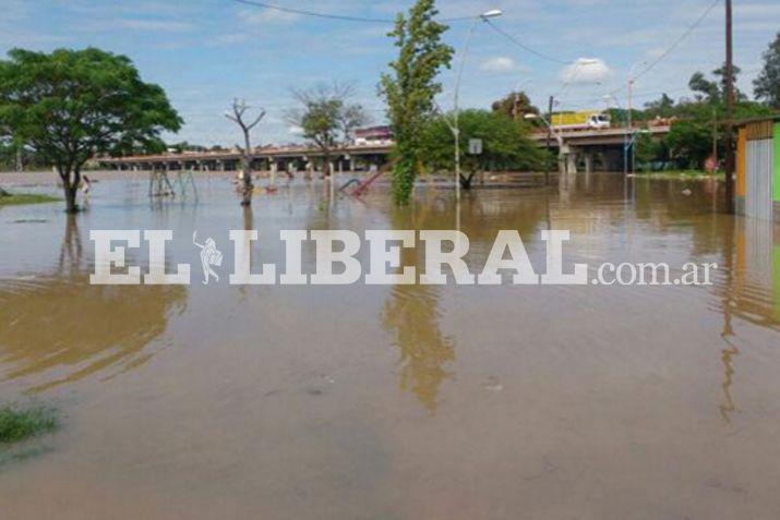 El aumento del caidal suele generar desbordes en la zona baja de Las Termas